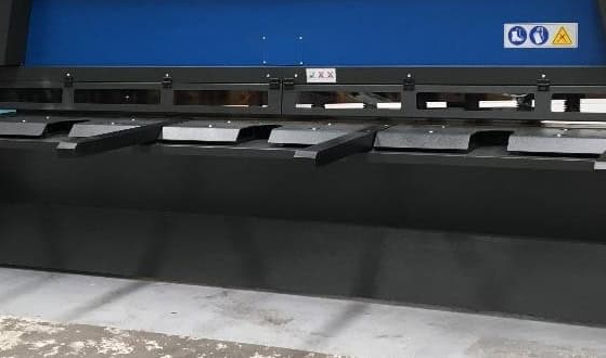 Apprentice injured by  guillotine